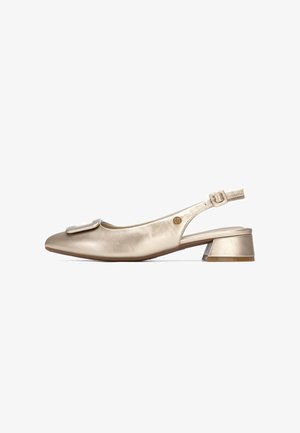 Zapato slingback dorado metálico con puntera redondeada y tacón bajo de bloque; cuenta con una hebilla decorativa en el empeine y un acabado texturizado.