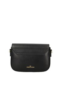 Borsa a tracolla in pelle nera con design a pattina piegata, dettaglio del logo dorato e tracolla regolabile. Texture liscia, forma rettangolare compatta.
