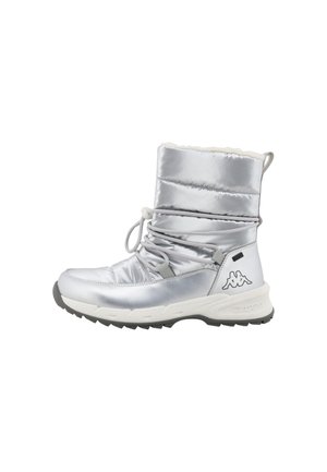 Hõbedane pehme pahkluboot tekstureeritud ülemise osaga, valge karvane krae, elastne nöörkonstruktsioon ja paks kummist tallaga, millel on logodetail.