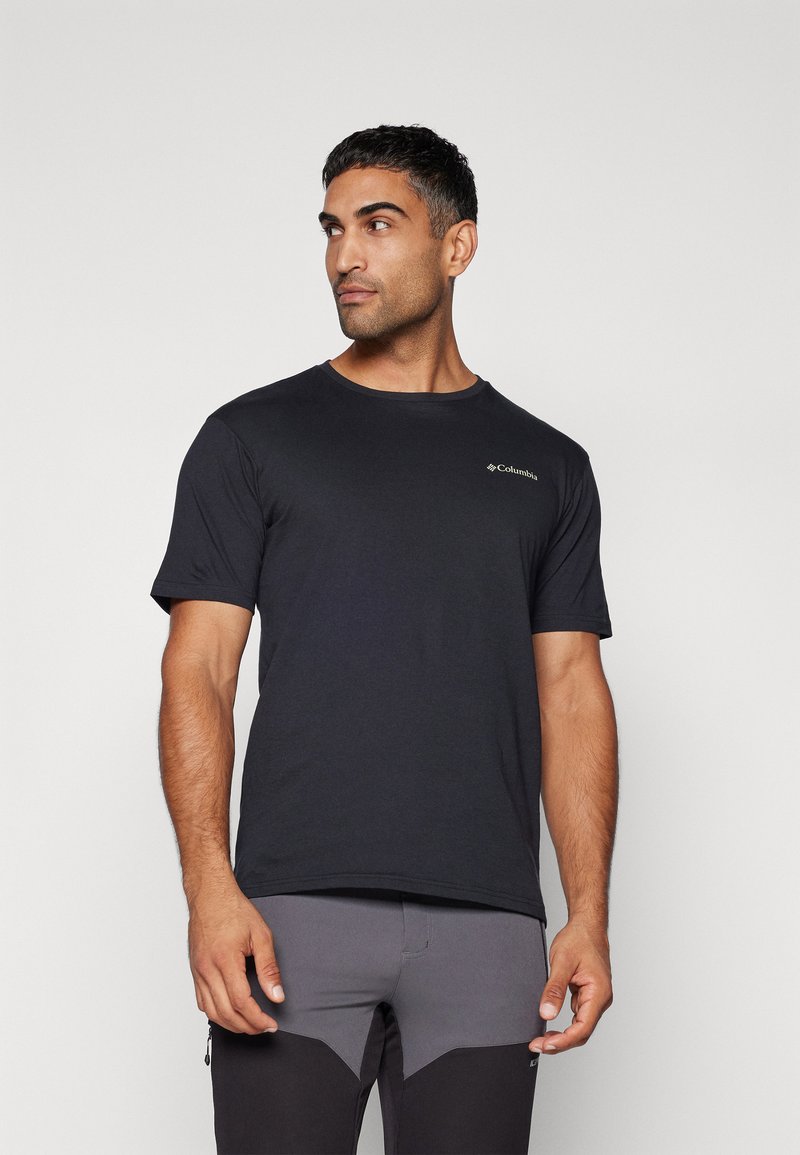 Camiseta negra de manga corta con cuello redondo, hecha de tela ligera, con un pequeño logo en el lado izquierdo del pecho.