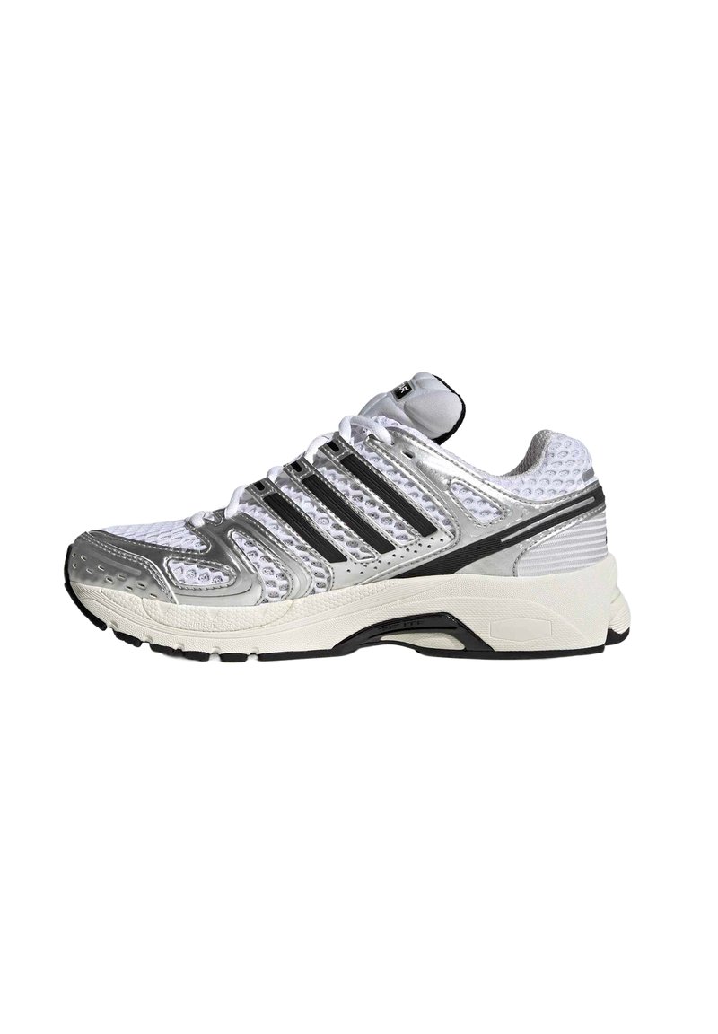 Chaussure de sport blanche et argentée avec des rayures noires, une tige en mesh, une semelle rembourrée et un design à lacets, présentée en profil sur un fond blanc.