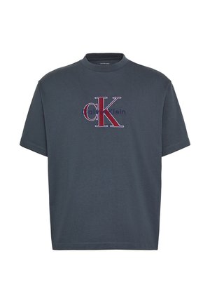 Dunkelgraues Baumwoll-T-Shirt mit Rundhalsausschnitt und kurzen Ärmeln. Auf der Vorderseite prangt ein auffälliges, rot-navyblau besticktes "CK"-Logo.