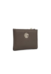 Portafoglio in pelle marrone testurizzata con chiusura a zip, caratterizzato da un accento con logo circolare dorato sul davanti. Design compatto rettangolare.
