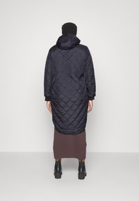 ONLY Carmakoma CARSANDY QUILT COAT Mantel black/zwart