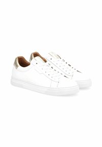 Witte leren sneakers met een gestructureerde rubberen zool, voorzien van een gouden metallic accent op de hiel en een klassiek vetersluiting ontwerp.