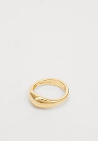Anillo de color dorado con un diseño suave y escultórico. Hecho de plata (Ag 925) con un acabado pulido y bordes redondeados.