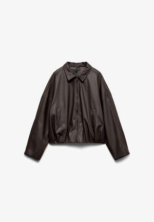 Temno rjava jakna iz umetnega usnja z zadrgo spredaj, koničastim ovratnikom, dolgimi rokavi in dvema stranskima žepoma, položena na ravno belo ozadje.