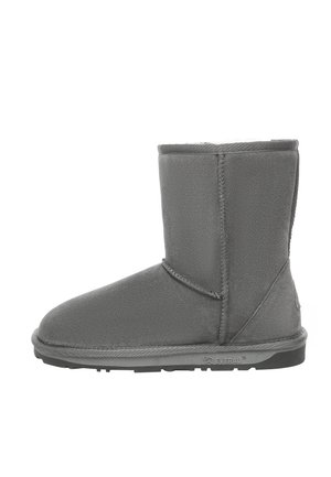 Grau Wildleder-Ankle-Boot mit runder Zehenpartie, weicher Innenausstattung und flacher Gummisohle. Verfügt über Nahtdetails und ein Logo an der Ferse.