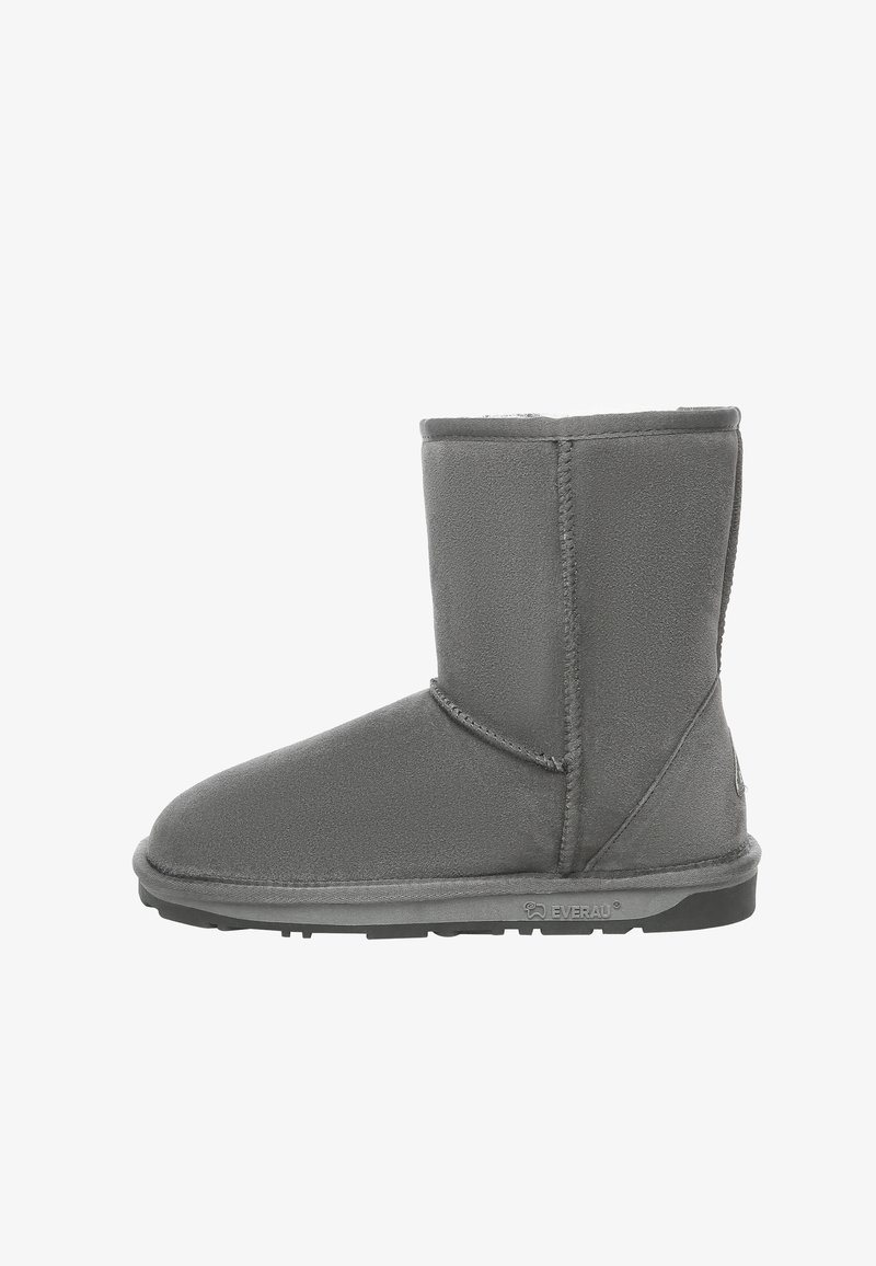 Graue Stiefelette in Knöchelhöhe aus weichem Wildleder mit einem weichen Innenfutter. Verfügt über verstärkte Nähte und eine strukturierte Gummisohle für guten Halt.