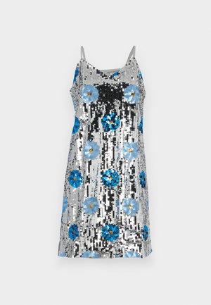 Suknice se sequinovými detaily na stříbrném podkladu, s velkými modrými květinovými vzory a černými akcenty. Elegantní, bezramenný design s nastavitelnými ramínky.