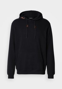 Schwarzer Pullover-Hoodie mit Kängurutasche, Kapuze mit Zugband, gerippten Bündchen und kleinen braunen Lederakzenten an den Kapuzenbändern.