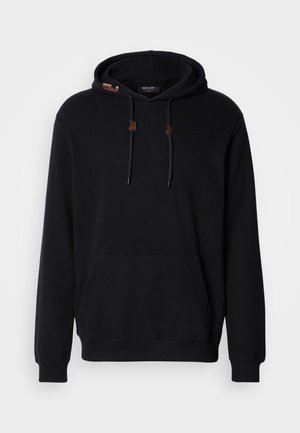 Mustka kapuutsiga dressipluus, millel on kenguru-tasku, nööriga kapuuts, soonikkoes varrukad ja väikesed pruunid nahkaktsendid kapuutsinööridel.