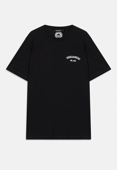 Camiseta de algodón negra con mangas cortas, que presenta el logo blanco "DSQUARED2 MILANO" en el pecho. Diseño de cuello redondo, textura suave.