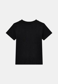 Sort kortærmet T-shirt lavet af bomuld, med en klassisk rund halsudskæring og en glat, ensartet tekstur. Ingen synlige mønstre eller detaljer.
