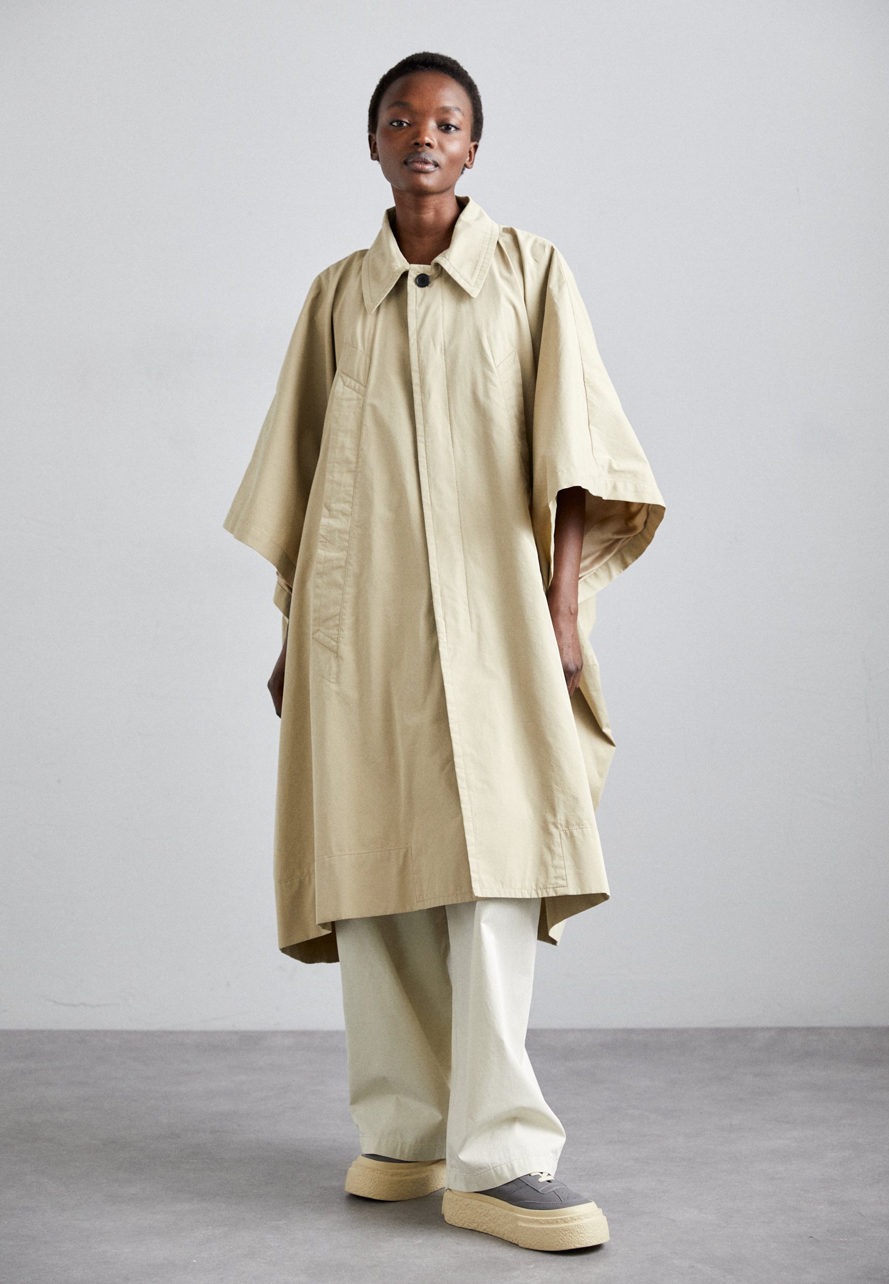 【関税＆送料込み】Mm6 Maison Margiela Beige Polyester Blen Beige Light Cotton Twill Darting Trousers by MM6 Maison