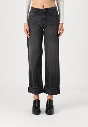 ONLELLA WIDE FOLD UP - Široké nohavice - washed black