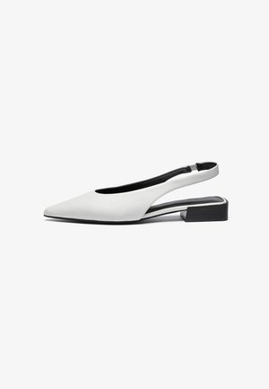 Valkoiset nahkakengät, joissa on slingback-malli ja terävä kärki, avonainen muotoilu kantapäässä ja matala musta tukikorko. Silkkinen pinta, minimaalinen koristelu.
