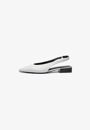 Valkoiset nahkakengät, joissa on slingback-malli ja terävä kärki, avonainen muotoilu kantapäässä ja matala musta tukikorko. Silkkinen pinta, minimaalinen koristelu.