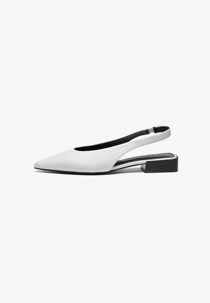Valkoiset nahkakengät, joissa on slingback-malli ja terävä kärki, avonainen muotoilu kantapäässä ja matala musta tukikorko. Silkkinen pinta, minimaalinen koristelu.