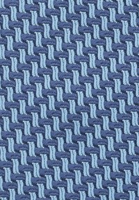 Tkanina z wzorem w plecionkę w różnych odcieniach niebieskiego. Tekstura jest gładka, z przeplatającymi się paskami i uporządkowanym wzornictwem.