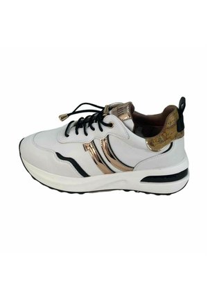 Sneaker bianco con tomaia in pelle liscia, dettagli metallici, lacci neri e contrafforte posteriore in oro testurizzato con motivi in rilievo.