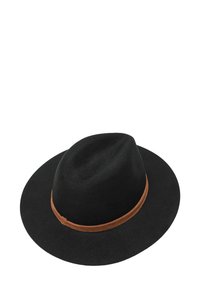 Czarny filcowy kapelusz z szerokim rondem, ozdobiony brązową wstążką wokół korony. Gładka faktura, prosty design, neutralna kolorystyka.