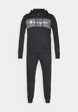 Ensemble sweat à capuche noir et pantalon de jogging, en mélange de coton. Comprend une bande grise avec logo blanc, fermeture éclair à l'avant, cordons réglables et pantalons avec poignets.