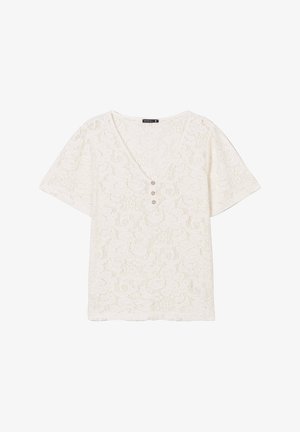 Witte kanten top met een V-hals, korte mouwen en drie decoratieve knopen aan de voorkant. Bevat een bloemenpatroon over het geheel.