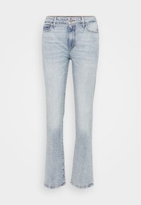 Jeans de color azul claro con un diseño acampanado, que presentan una superficie texturizada de pequeños remaches y un estilo clásico de cinco bolsillos.