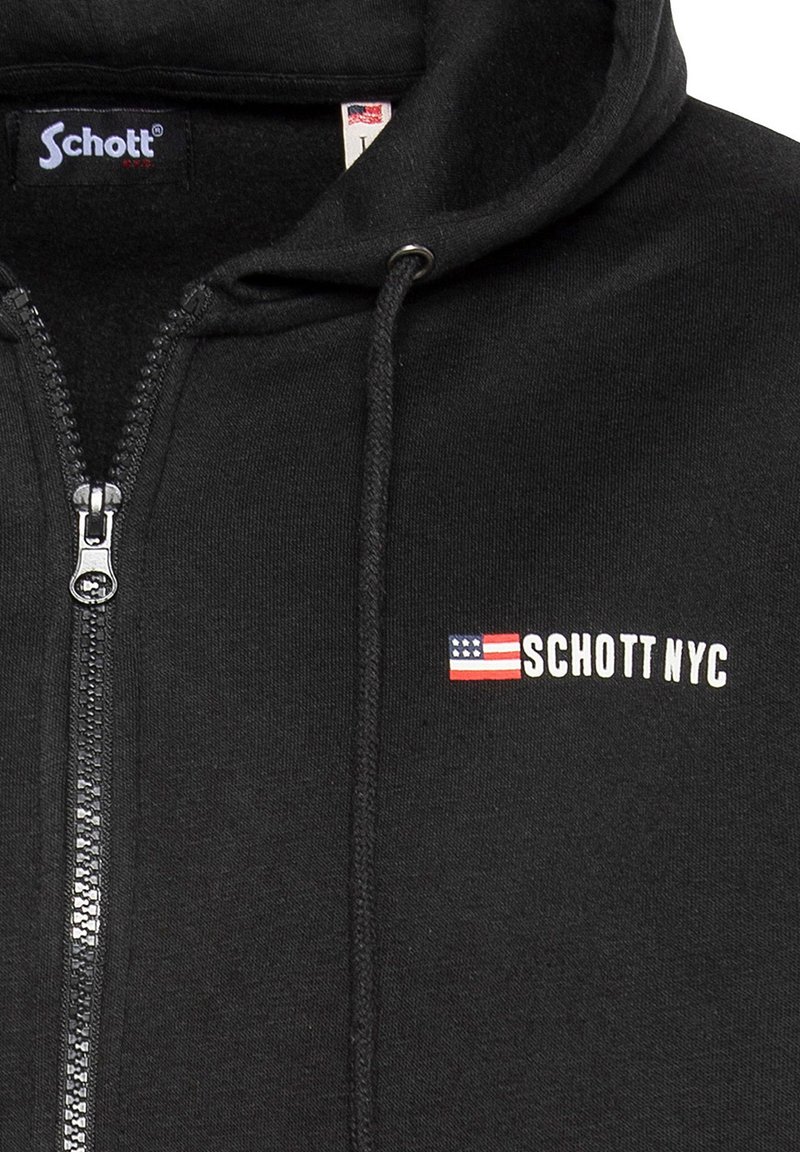 Felpa nera con zip realizzata in cotone, dotata di zip frontale, cappuccio regolabile con cordino e logo "SCHOTT NYC" con accento della bandiera americana.