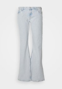 Světlé modré zvonové džíny s vysokým pásem a detaily na předních kapsách, s opotřebovanou texturou a oříznutými okraji.