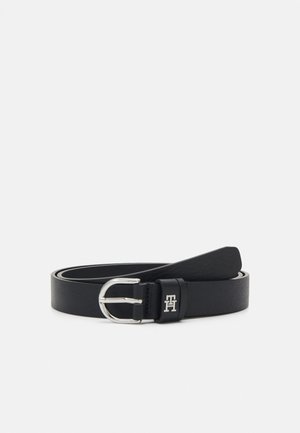 Cintura nera in pelle con una fibbia in metallo argentato, con un dettaglio del logo vicino alla fibbia, texture liscia e forma classica.