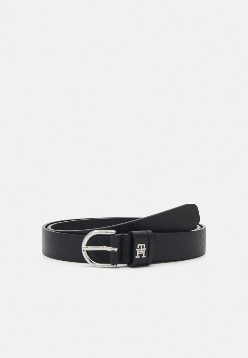 Ceinture en cuir noir avec une boucle en métal argenté, présentant un logo près de la boucle, texture lisse et forme classique.