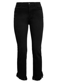 Jeans de mezclilla negra con un diseño ajustado, que cuentan con detalles de flecos en los puños y un estilo clásico de cinco bolsillos con cierre de botón.