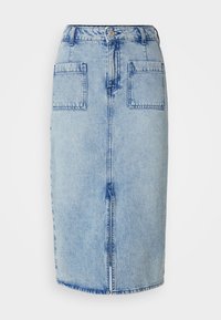 Fustă midi din denim de un albastru deschis, cu două buzunare la spate, închidere frontală cu nasturi și croi drept, prezentând o textură pălită și detalii de cusătură.
