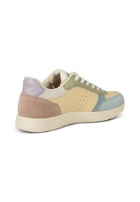 Bunt gefärbter Sneaker mit einer Mischung aus Materialien: hellgelbes Leder, strukturiertes grünes Panel, weiches, nussbraunes Wildleder und pastellblaue Akzente.