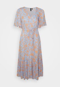 Robe portefeuille à fleurs bleues avec des motifs de roses orange, manches courtes évasées, taille à nouer et jupe à volants. Fabriquée en tissu léger.