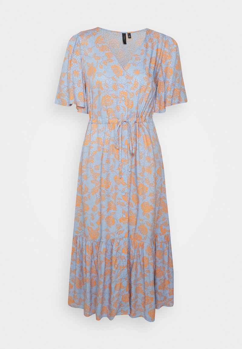 Robe portefeuille à fleurs bleues avec des motifs de roses orange, manches courtes évasées, taille à nouer et jupe à volants. Fabriquée en tissu léger.