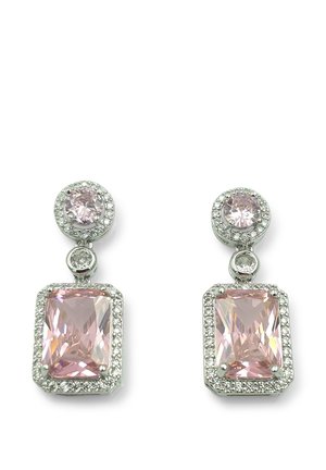 Boucles d'oreilles pendantes en argent avec des pierres précieuses roses rondes au-dessus de pierres précieuses roses rectangulaires, toutes deux entourées de petites pierres claires.