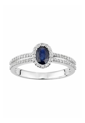 Anello in argento con una pietra centrale ovale di zaffiro blu circondata da un alone di piccole gemme bianche lungo due bande sottili.