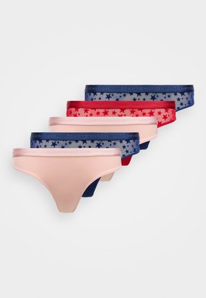 Tommy Hilfiger thong undertøjsæt i pink, rød og navy, med kontrasterende stjerne-mønstrede elastiske taljer og glat stof.
