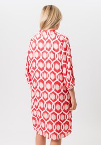 Rode geometrisch patroon jurk met een relaxed fit, voorzien van driekwartmouwen en een zachte, lichte stof.
