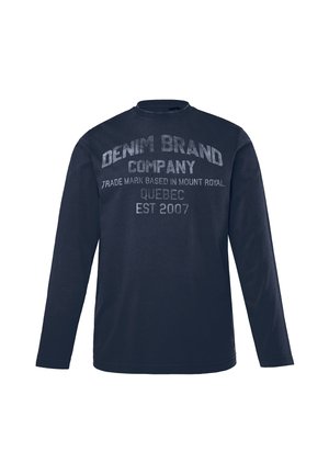 Langærmet skjorte i marineblå farve lavet af bomuld. Har trykt tekst i lys grå: "DENIM BRAND COMPANY," "QUEBEC," og "EST 2007." Rund hals design.