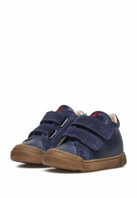 Sneakers in pelle blu navy con due fasce in velcro, accenti in suede testurizzato, punta tonda e suola in gomma con grip a motivo.