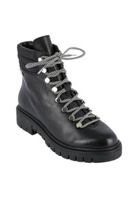 Bota de cuero negro hasta el tobillo con punta redondeada, suela de goma gruesa y cordones de cadena plateada con acentos metálicos redondeados. Textura y diseño lisos.