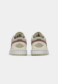 Jordan AIR JORDAN 1 LOW - Trainers - summit white/red sepia/desert khaki/light khaki/coconut milk