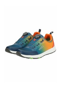 Blaue und orangefarbene Sportschuhe mit einem Obermaterial aus Mesh, einer strukturierten Grip-Sohle und einem schnürsenkellosen Verschlusssystem, das zwei schwarze Einstellräder bietet.
