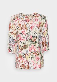 Blommig blus med rosa, bruna, gula och gröna blommor, 3/4 ärmar, knäppt V-ringning, och samlade axeldetaljer på vit bakgrund.