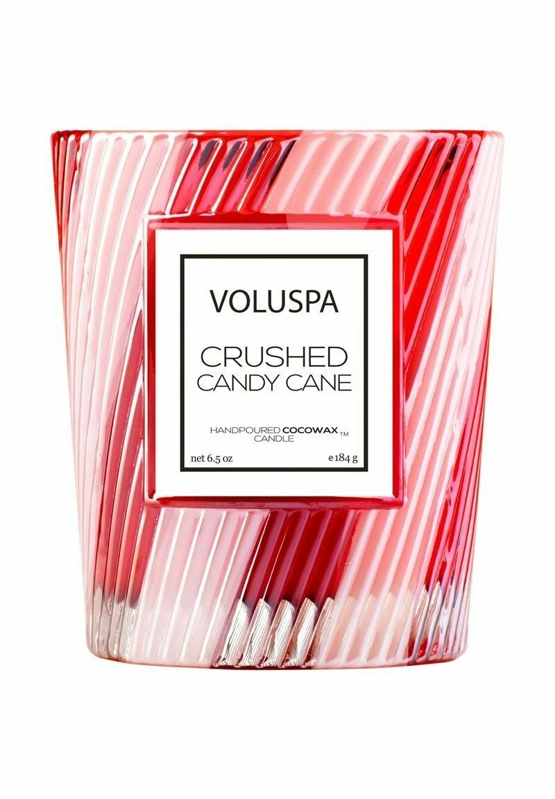 Voluspa Crushed Candy Cane-doftljus i en randig glasbehållare, med röda och rosa nyanser, vit etikett, handgjord cocowax, 185 g.