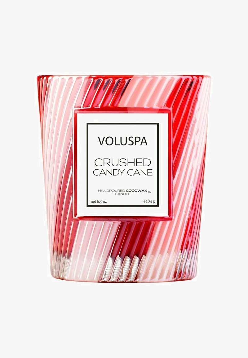 Voluspa Crushed Candy Cane-doftljus i en randig glasbehållare, med röda och rosa nyanser, vit etikett, handgjord cocowax, 185 g.